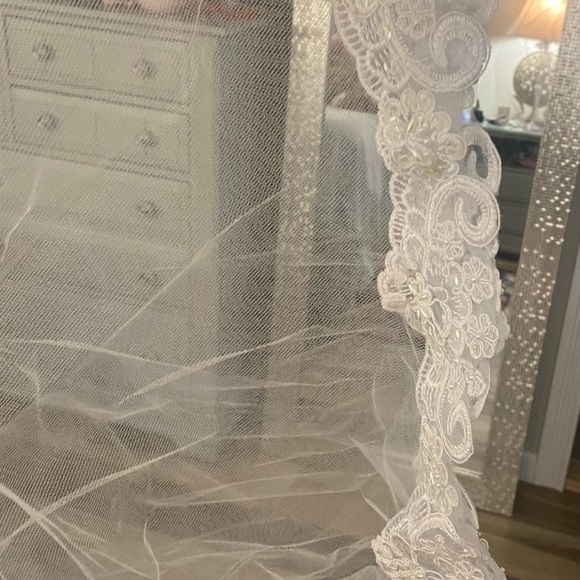 SPARKLE SEQUINS AND FLORAL LACE DESIGN Dress-Veil-Gloves. Dress is flowing - Picture 11 of 16